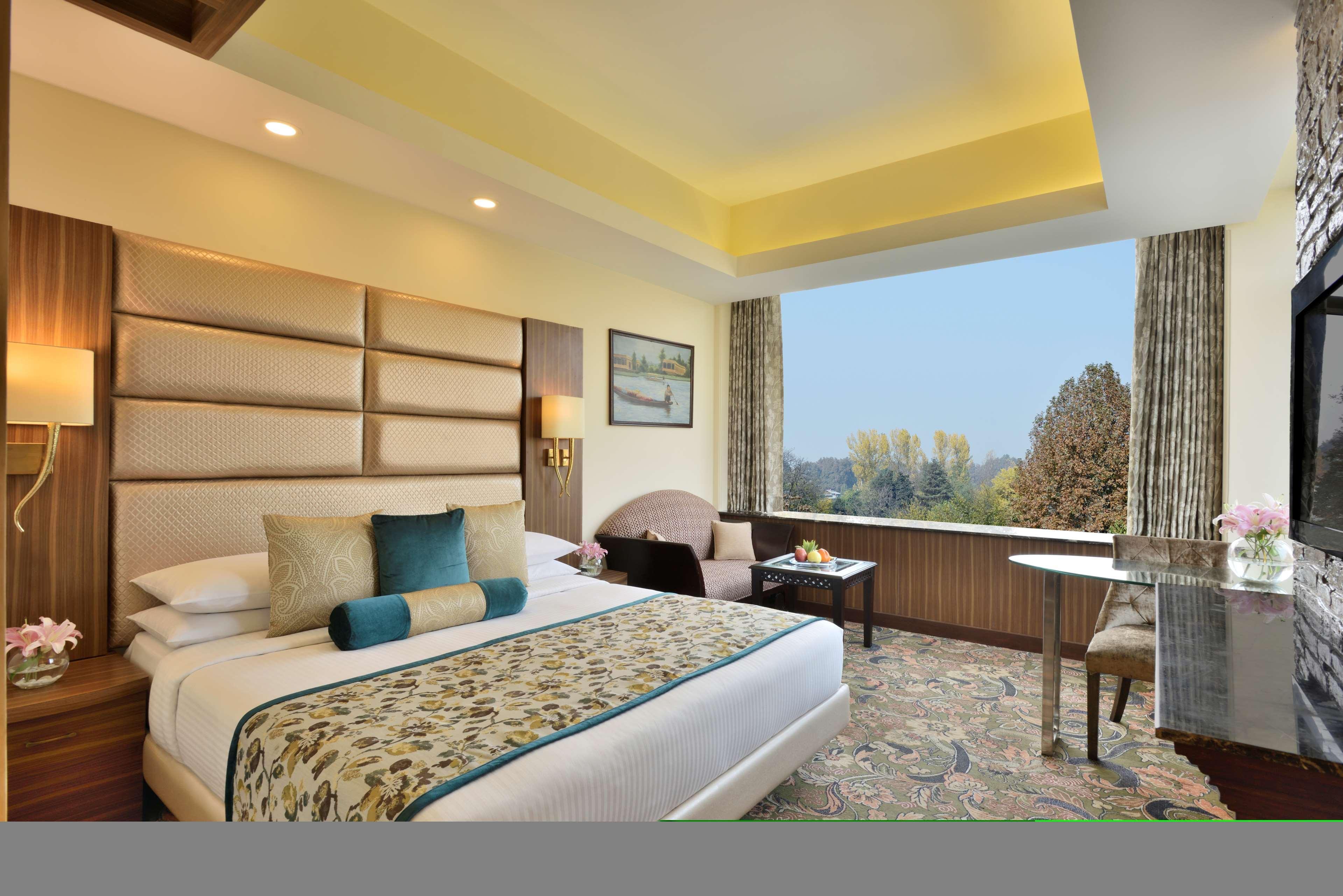 Hotel Radisson Srinagar Zewnętrze zdjęcie