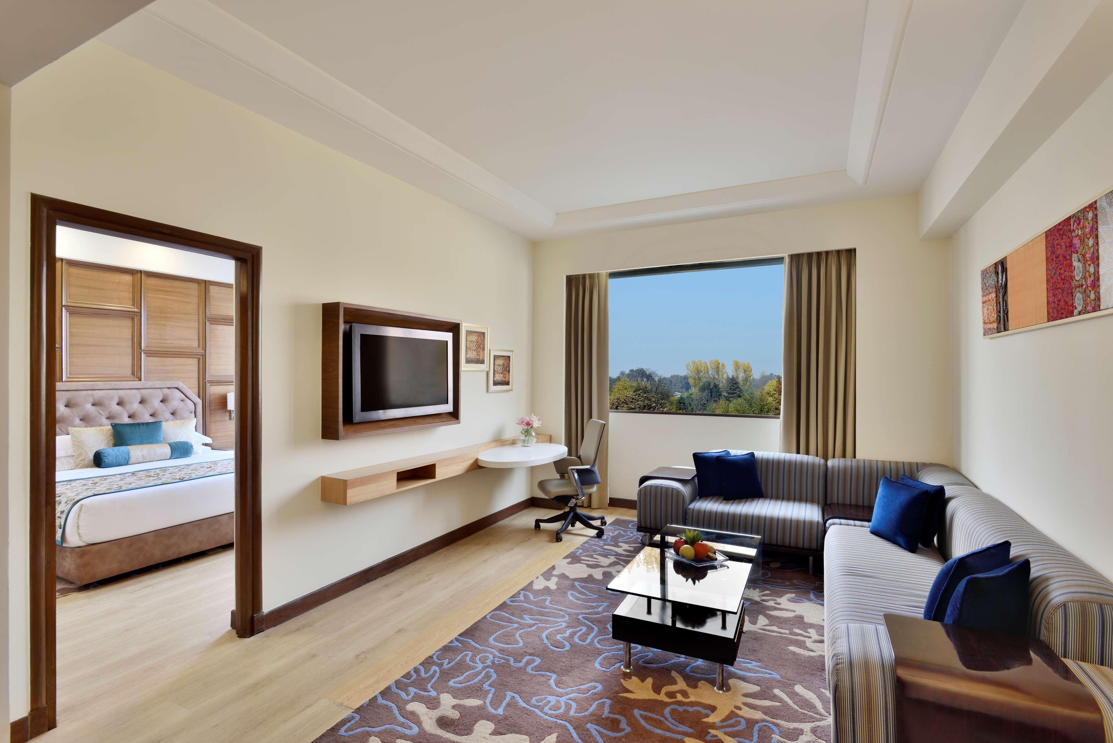 Hotel Radisson Srinagar Zewnętrze zdjęcie