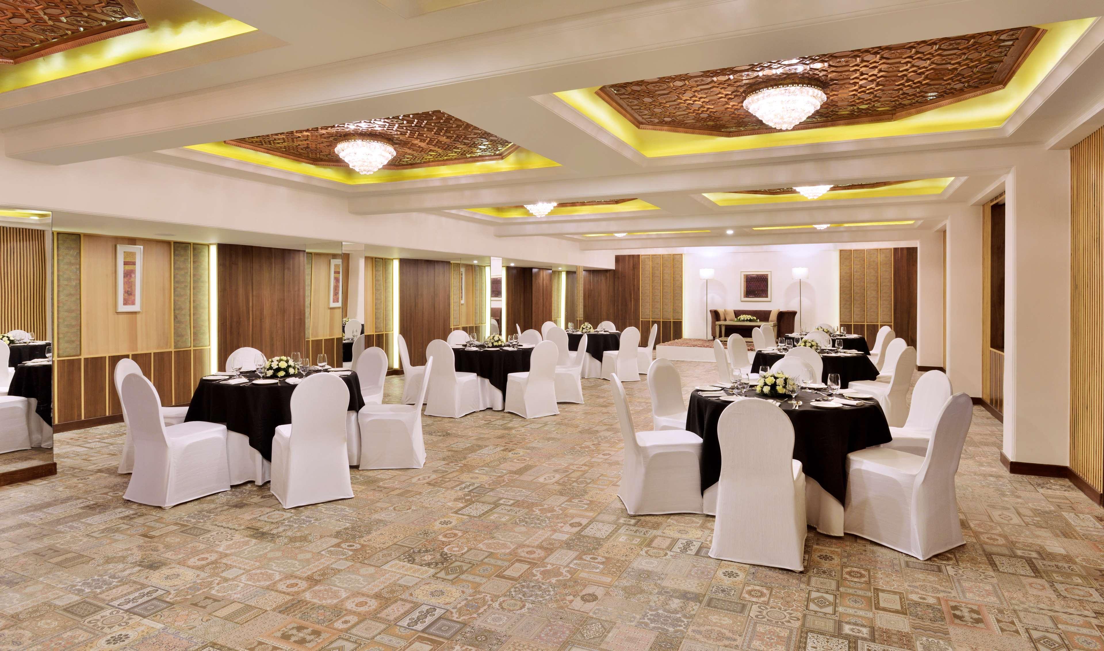 Hotel Radisson Srinagar Zewnętrze zdjęcie