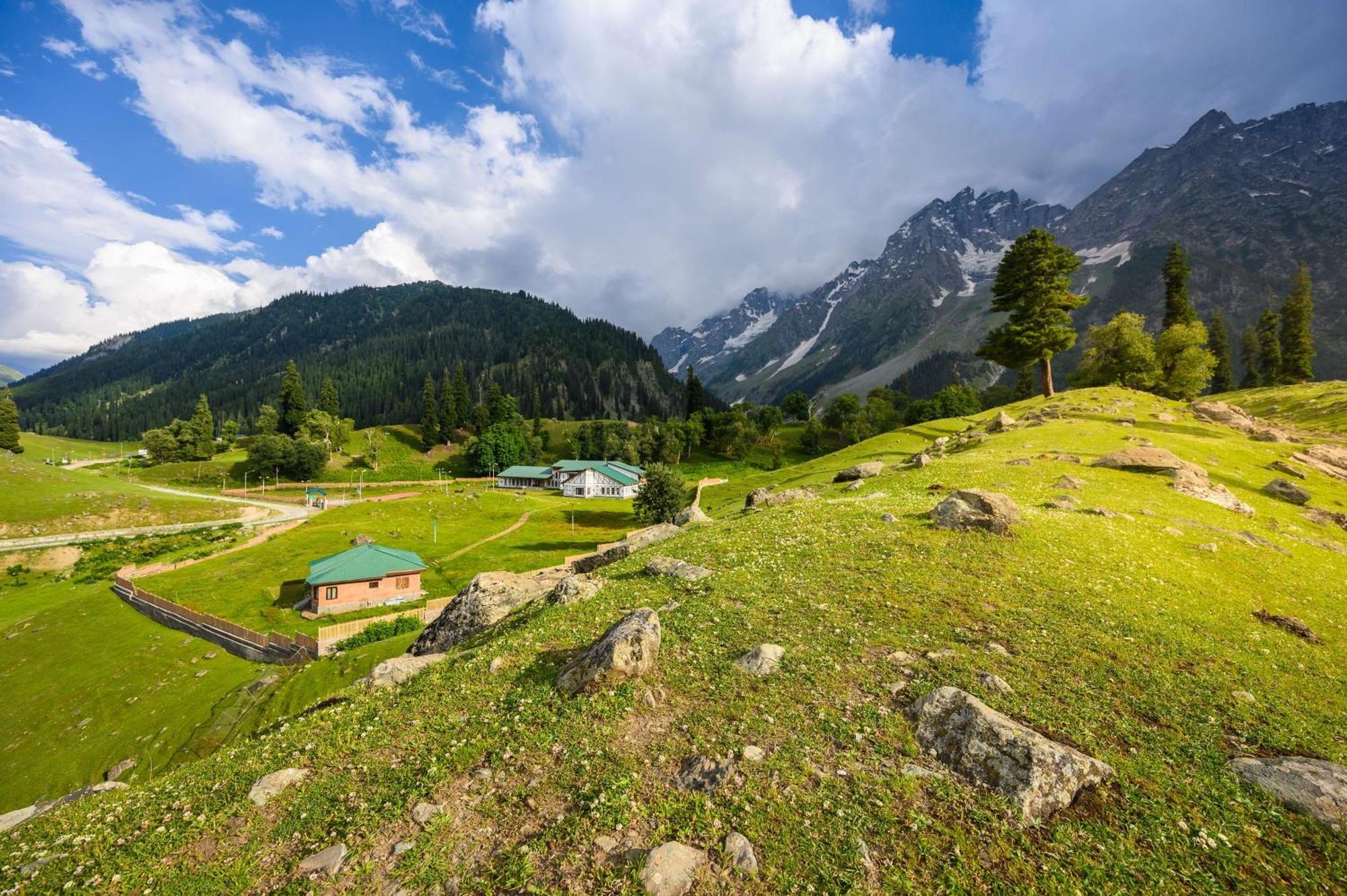 Hotel Radisson Srinagar Zewnętrze zdjęcie