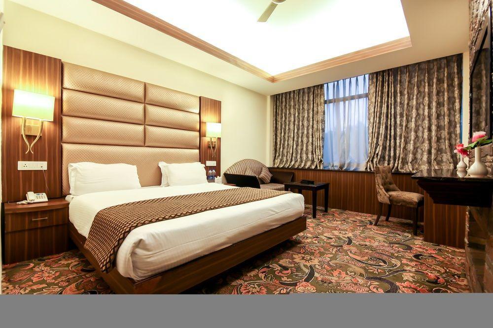 Hotel Radisson Srinagar Zewnętrze zdjęcie