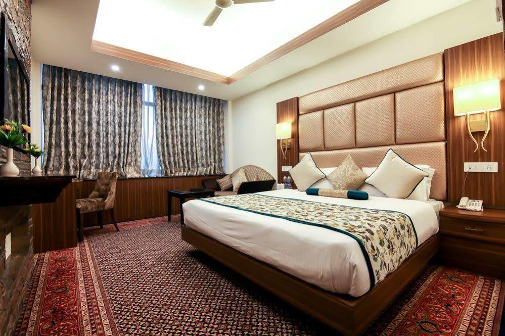 Hotel Radisson Srinagar Zewnętrze zdjęcie