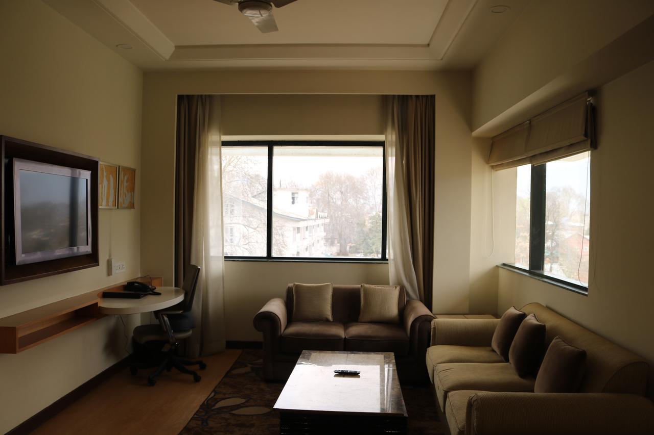 Hotel Radisson Srinagar Zewnętrze zdjęcie