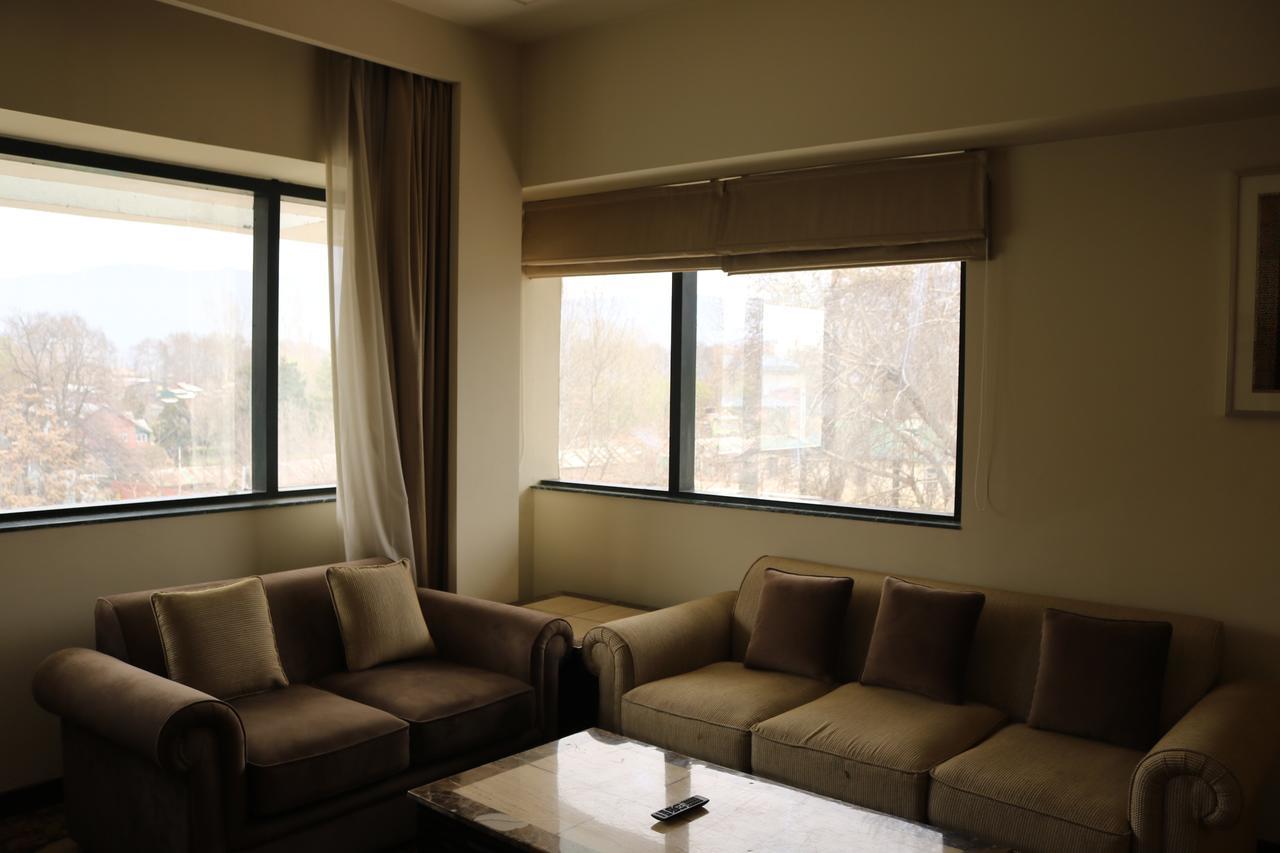 Hotel Radisson Srinagar Zewnętrze zdjęcie
