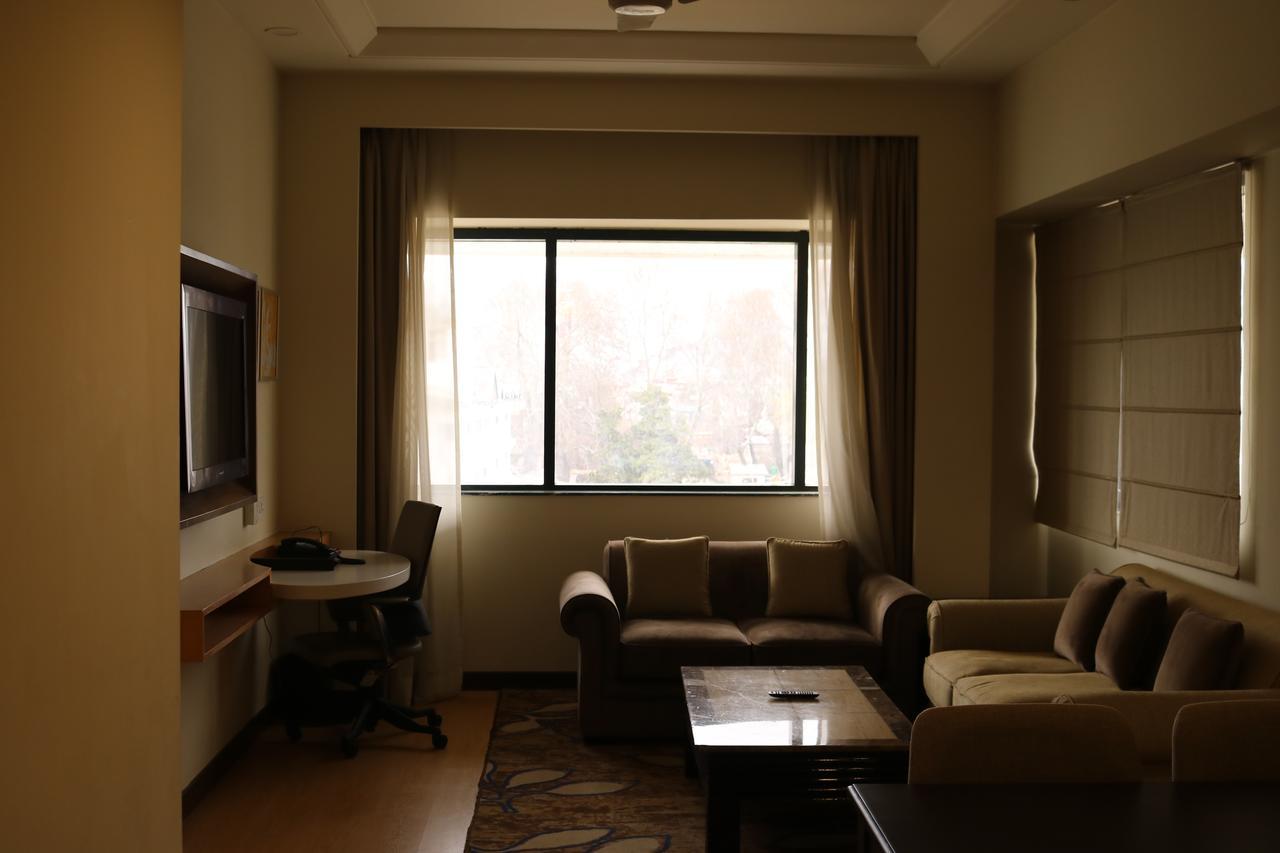Hotel Radisson Srinagar Zewnętrze zdjęcie