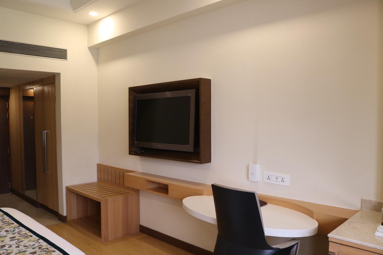 Hotel Radisson Srinagar Zewnętrze zdjęcie