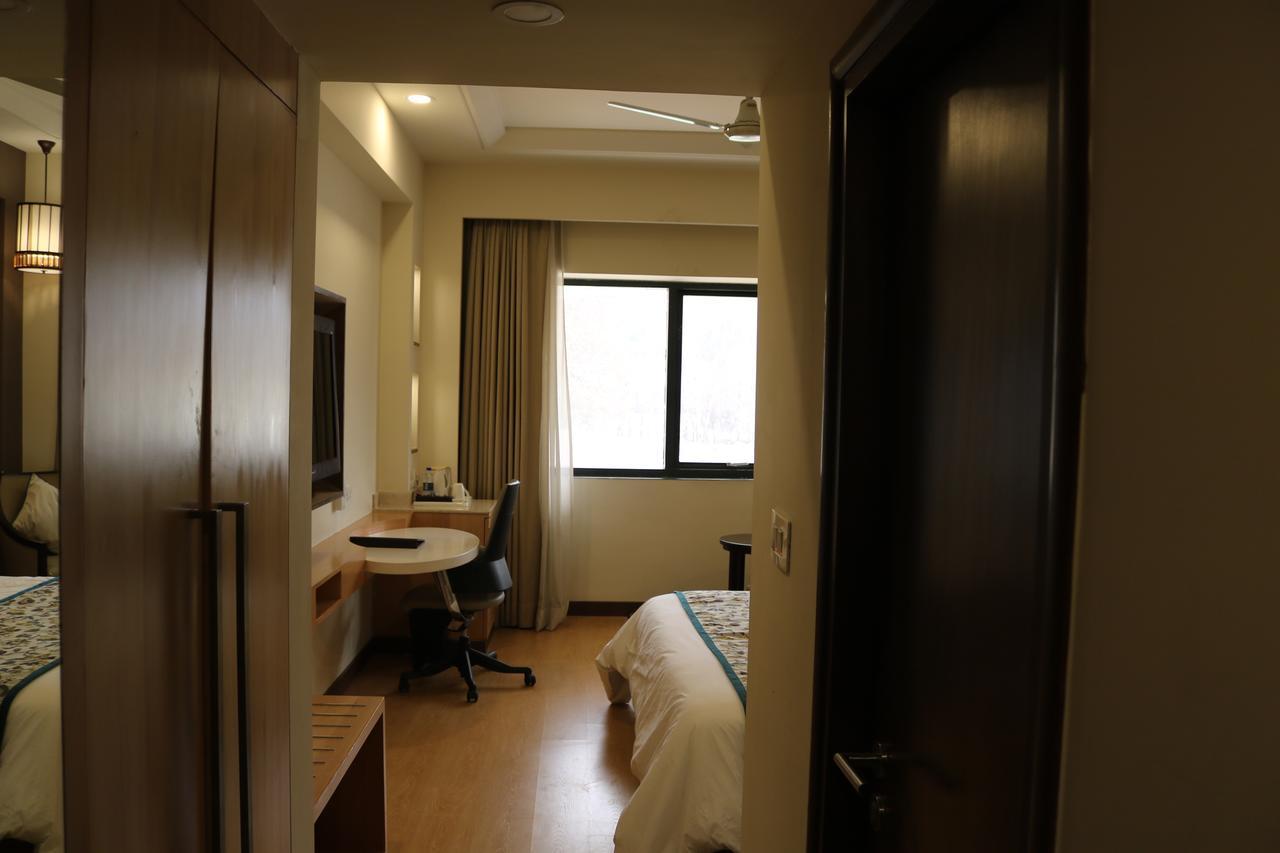 Hotel Radisson Srinagar Zewnętrze zdjęcie