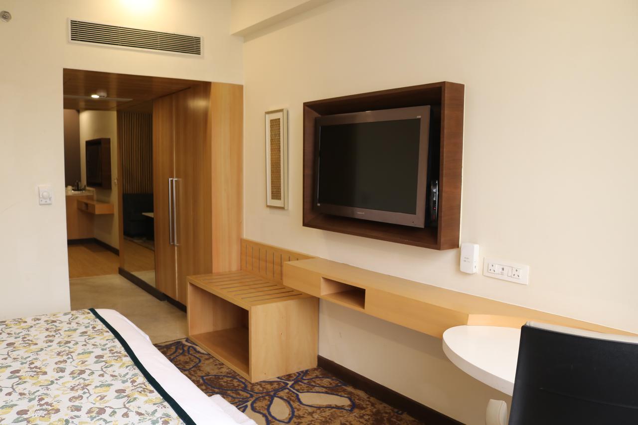 Hotel Radisson Srinagar Zewnętrze zdjęcie
