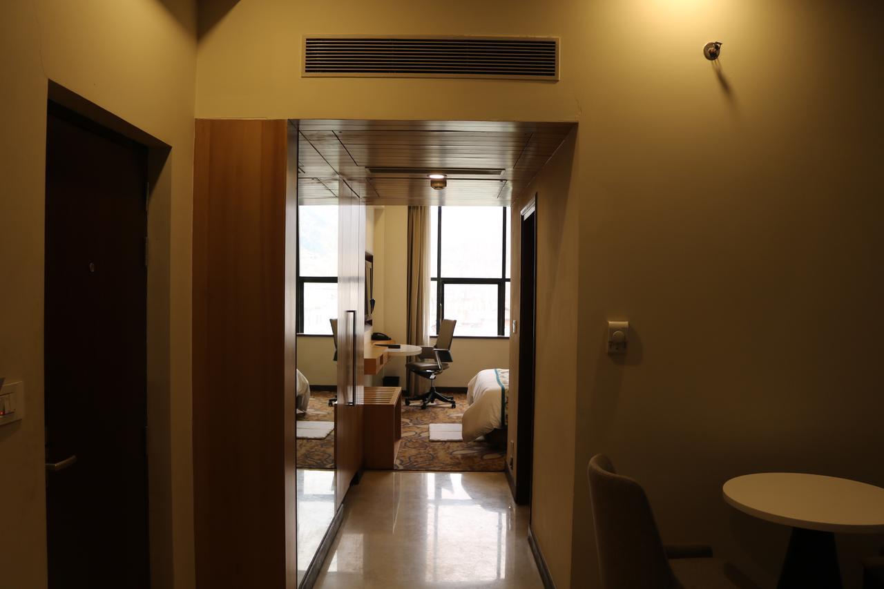 Hotel Radisson Srinagar Zewnętrze zdjęcie