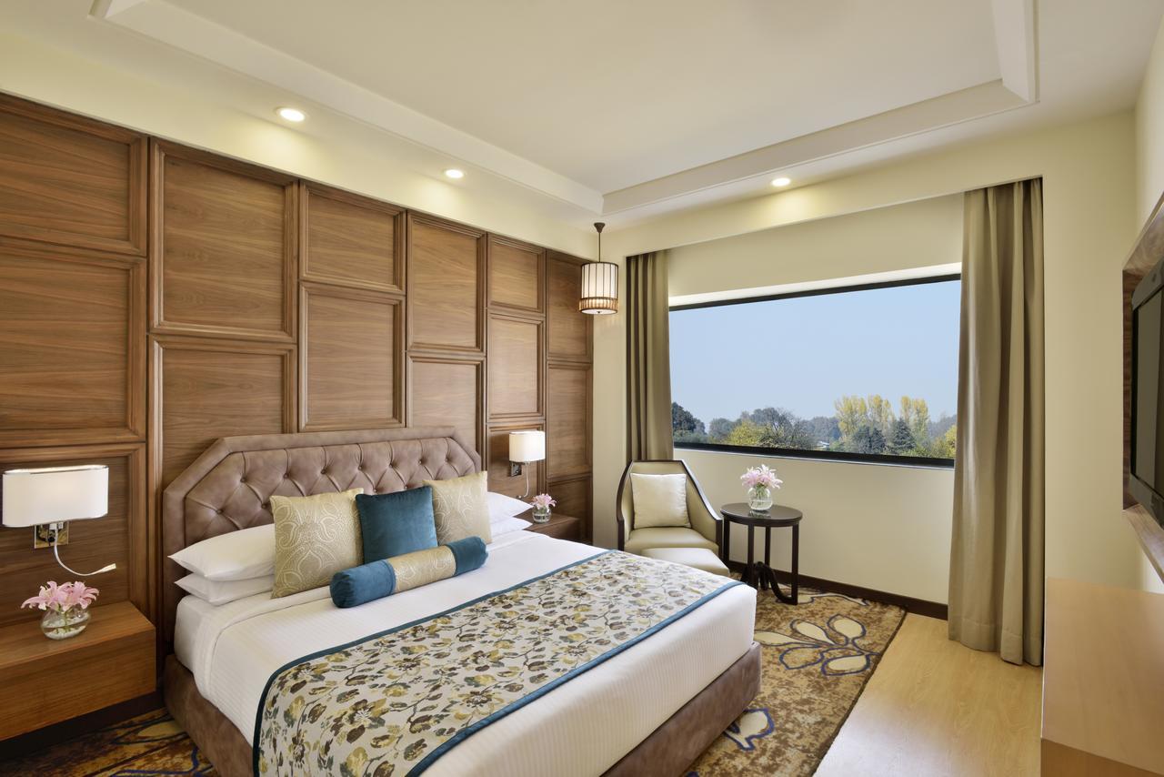 Hotel Radisson Srinagar Zewnętrze zdjęcie